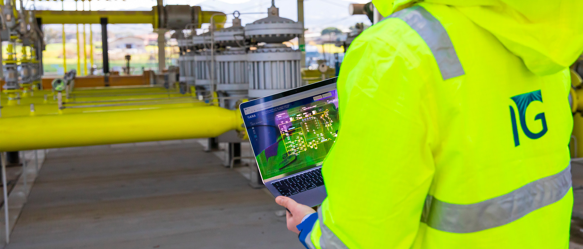 Operaio Italgas al lavoro con computer in mano