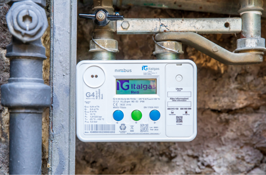 Il prodotto mostrato è un contatore del gas Nimbus di Italgas, con schermo digitale e connessioni per tubazioni. Ha pulsanti per l'interazione e QR code per informazioni.