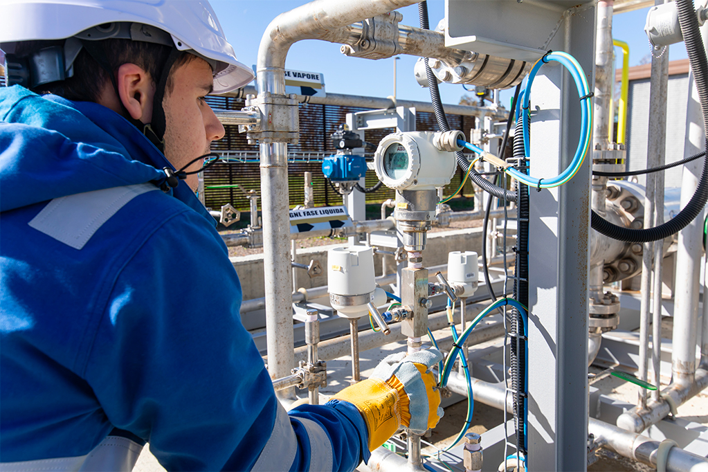 Operatore Italgas al lavoro con tubature