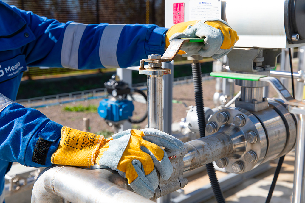 Operatore Italgas al lavoro con tubature