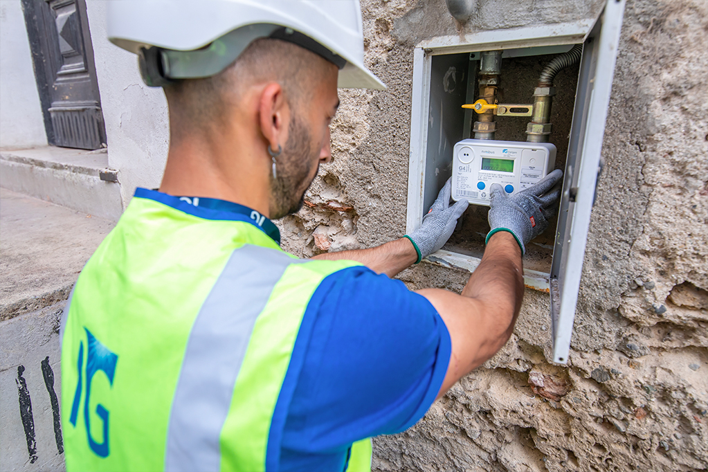 Smart meter Nimbus installazione da parte di operaio Italgas