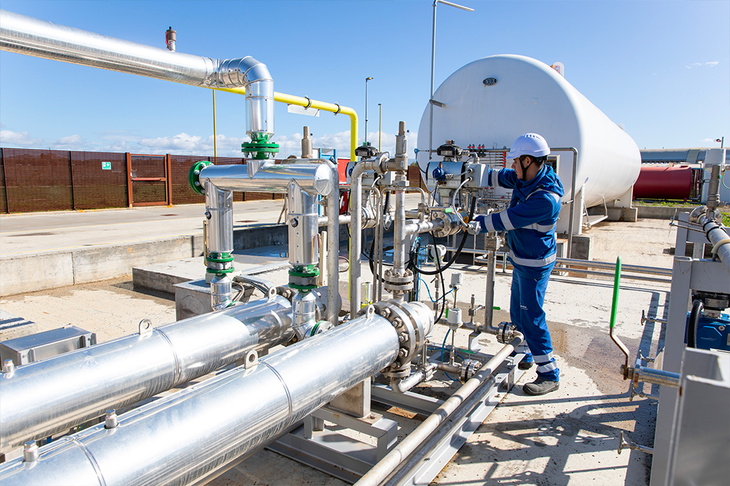 Operatore Italgas al lavoro con tubature