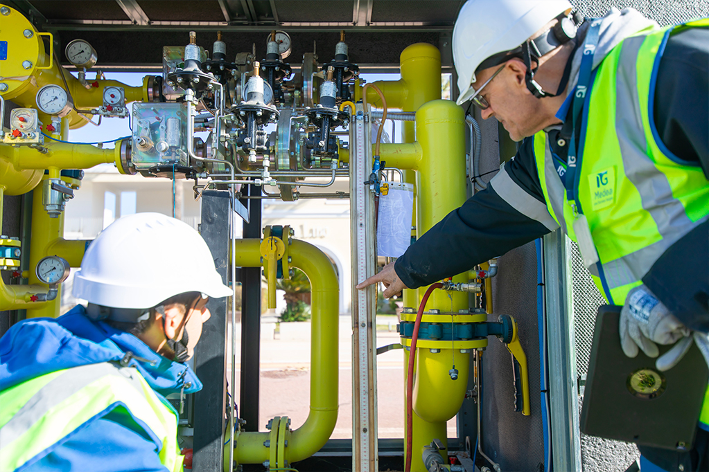 Coppia di operai Italgas al lavoro con tubature 