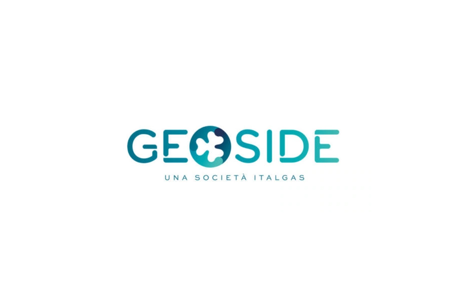 Logo Geoside turchese su sfondo bianco, con scritta "UNA SOCIETÀ ITALGAS" sotto, rappresenta Italgas nel settore efficienza energetica.
