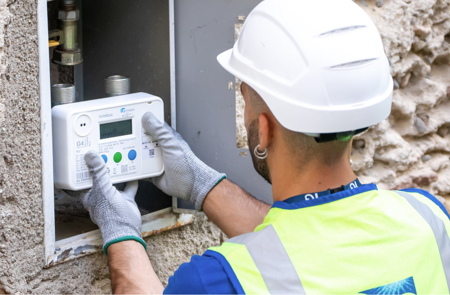 Operatore Italgas installa contatore gas Nimbus durante il test in campo.