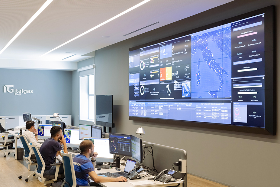 Dipendenti al lavoro in ufficio italgas