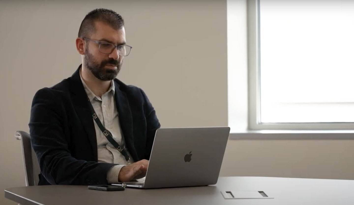 Specialista Italgas in misurazione, lavora al computer in ufficio.