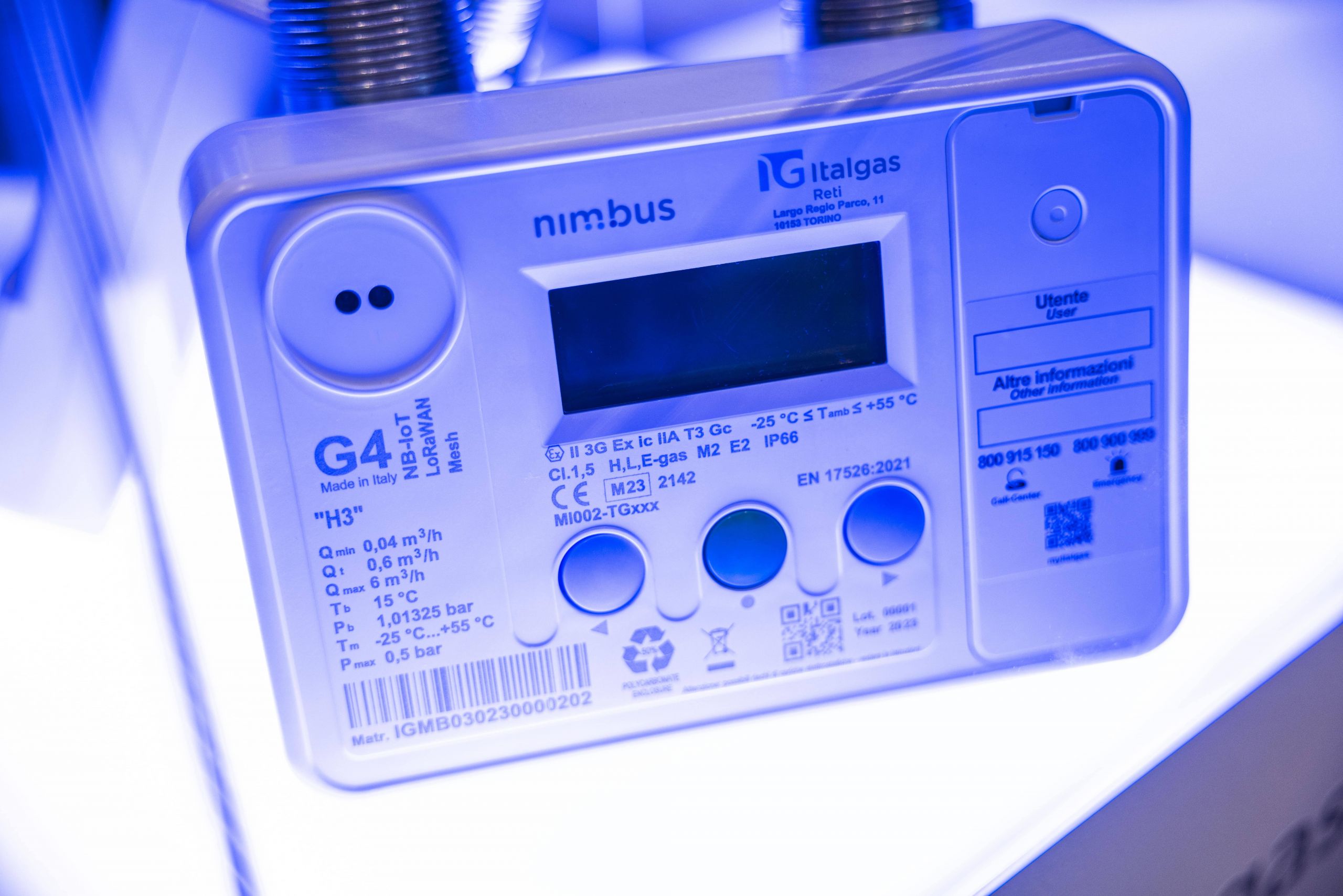 Contatore gas Italgas modello Nimbus, luce blu, indicazioni tecniche visibili.