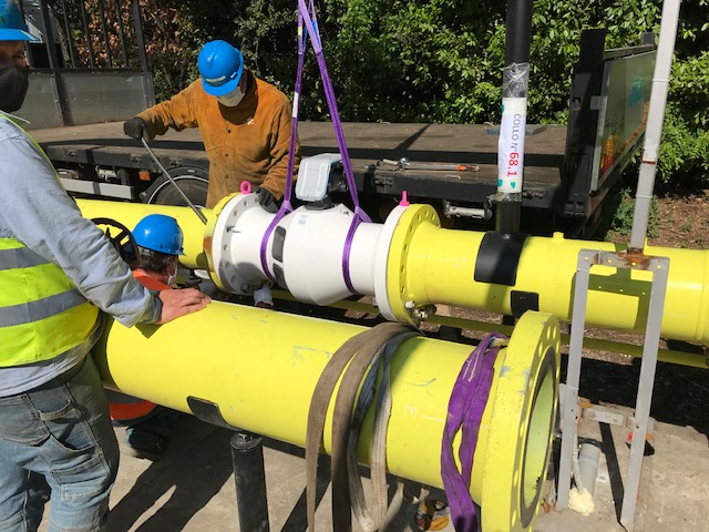 Operai al lavoro con tubature gas