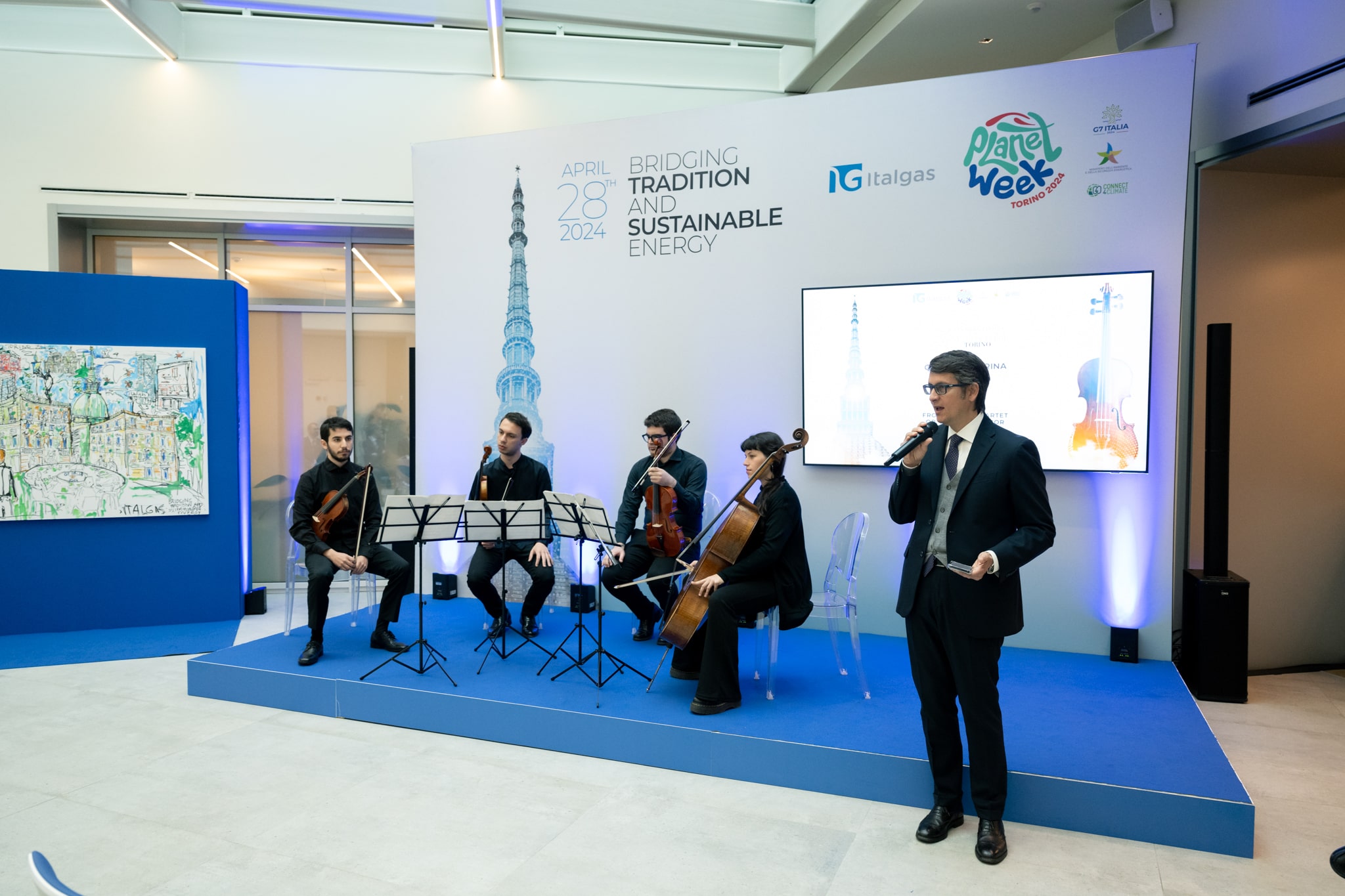 Quartetto d'archi esibisce all'evento Planet Week Italgas, con fondo promozionale.