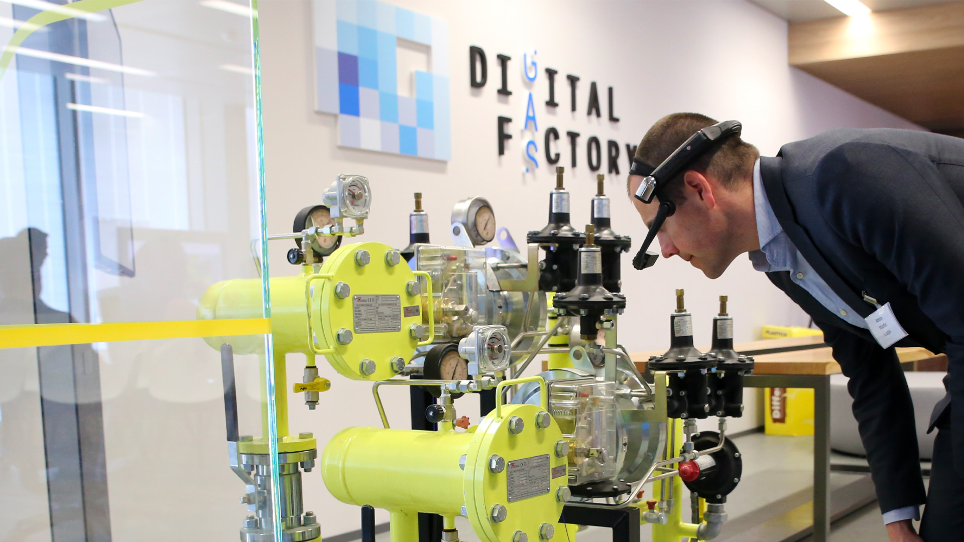 Uomo osserva attentamente un impianto italgas