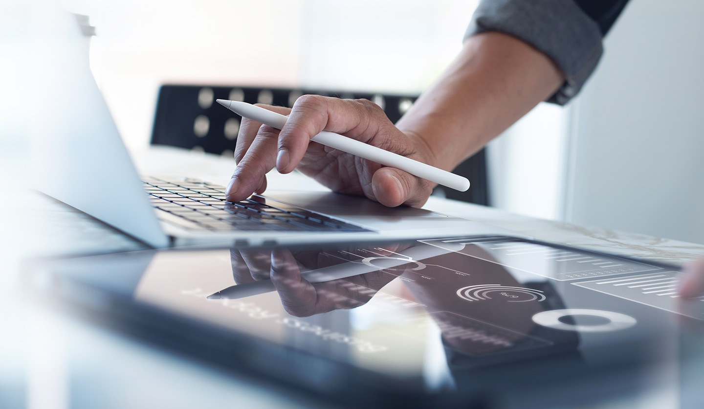 Person using a digital pen on a tablet with graphs, representing the digitalization of Italgas networks.