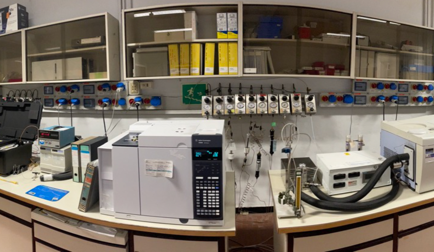Laboratorio con strumentazione chimica avanzata, del rearch center di Italgas. Etichetta Italgas visibile.