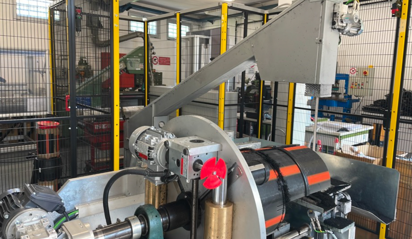 Attrezzatura industriale in laboratorio materiali e collaudo del research center di Italgas, con recinzioni di sicurezza.