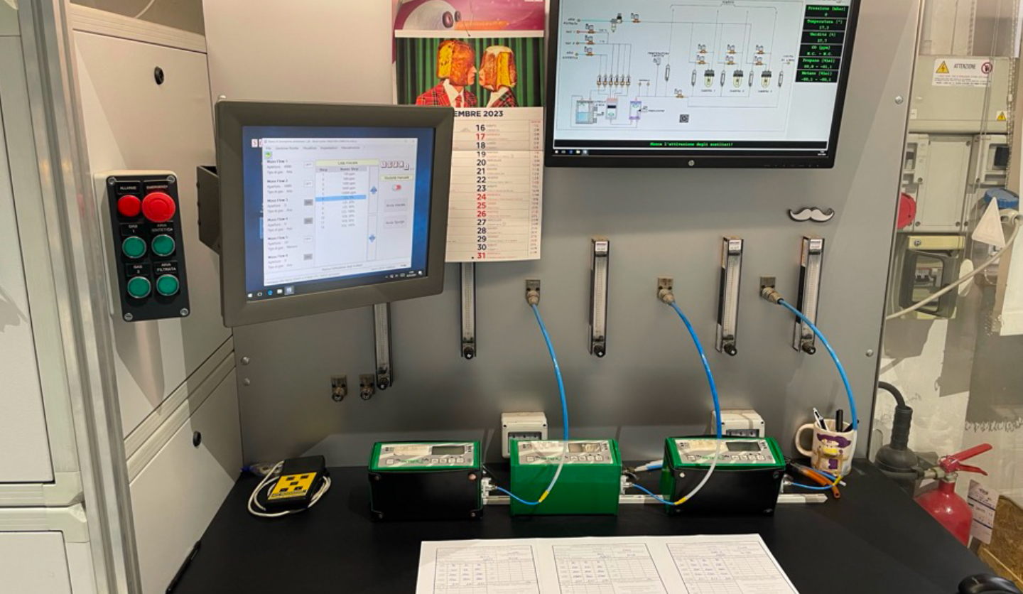 Laboratorio strumenti Italgas del research center con strumenti di misura e monitoraggio con schermi e cablaggi.