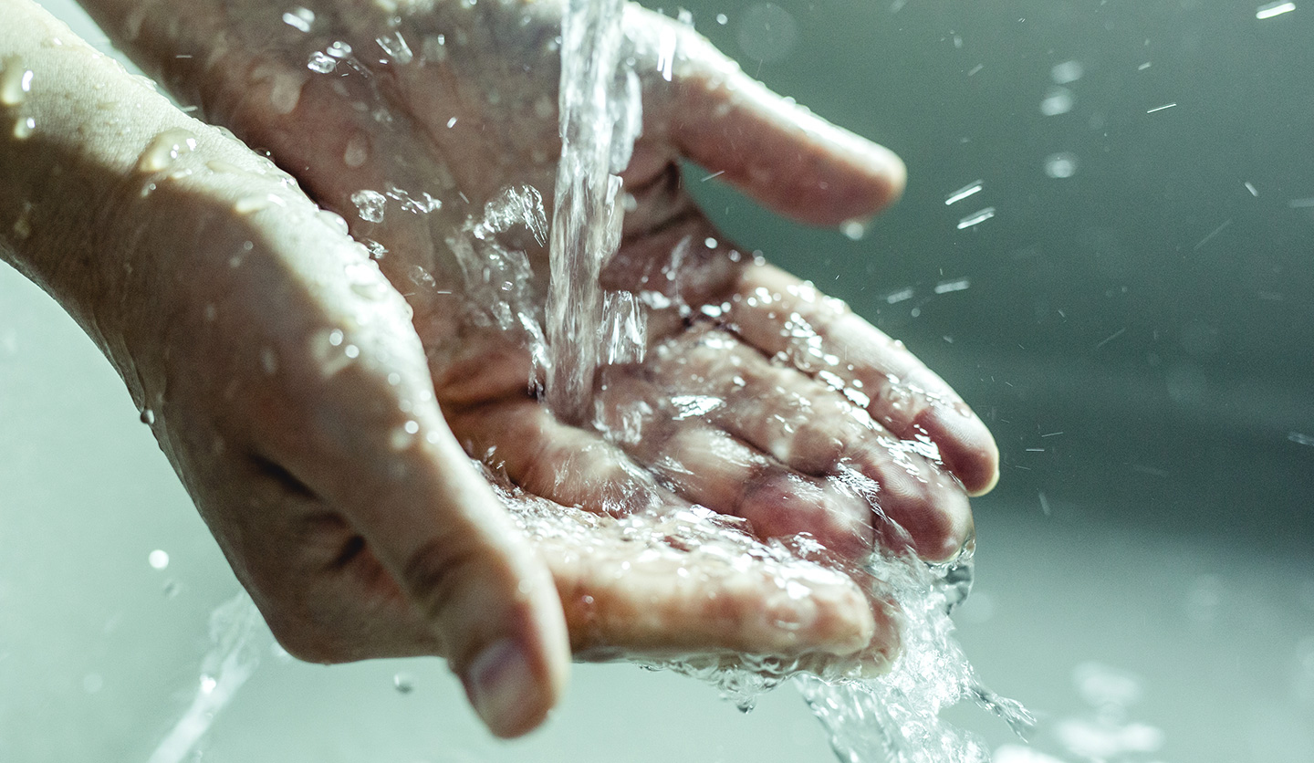 Mani che raccolgono acqua limpida, simbolizzano il servizio idrico gestito da Italgas nel 2023.