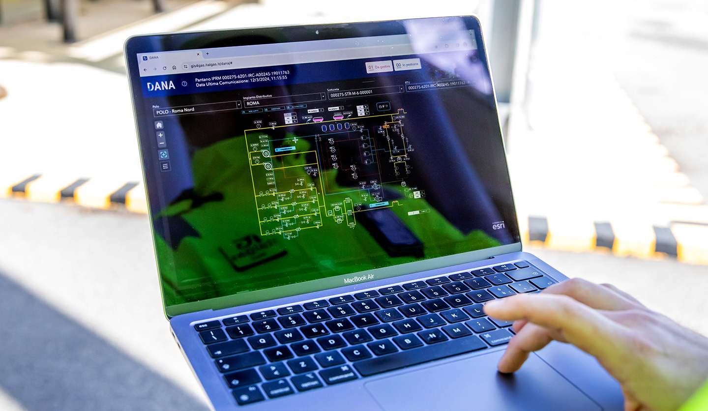 Laptop screen with Italgas DANA interface for monitoring and controlling the gas network 24/7.