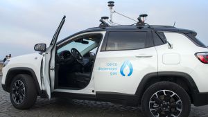 Un auto Italgas Picarro per la ricerca delle dispersioni gas parcheggiata con la portiera aperta