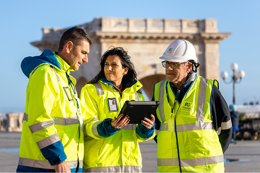 Gruppo di 3 installatori Italgas di varie età al lavoro.